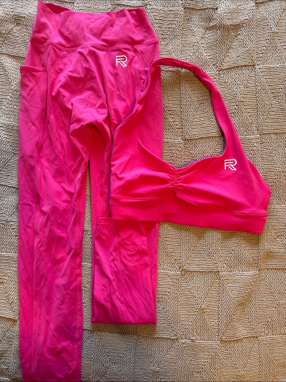 -Logo Women's Pink Sports Bra & Leggings Set